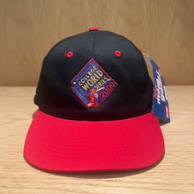 Load image into Gallery viewer, 2000 NCAA WORLD SERIES SNAPBACK (DEADSTOCK)
